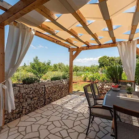 Varos With Shared Pool *