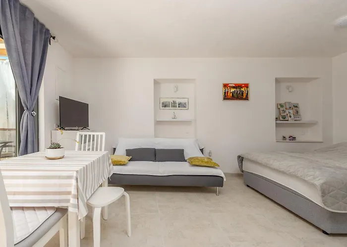 Varos With Shared Pool