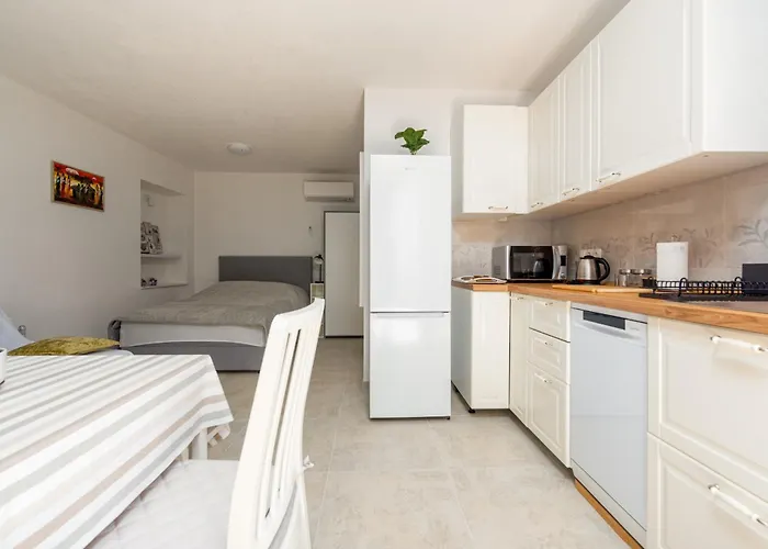 Varos With Shared Pool Appartement Ugljan