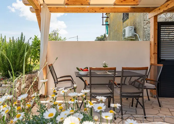 Appartement Varos With Shared Pool Ugljan