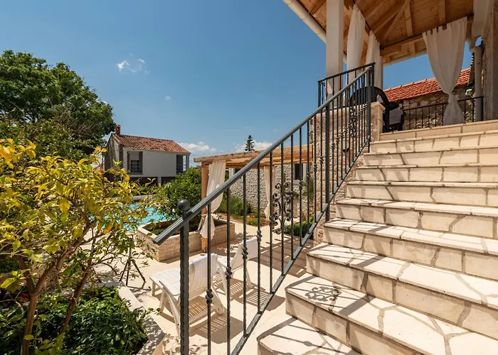 Varos With Shared Pool Appartement